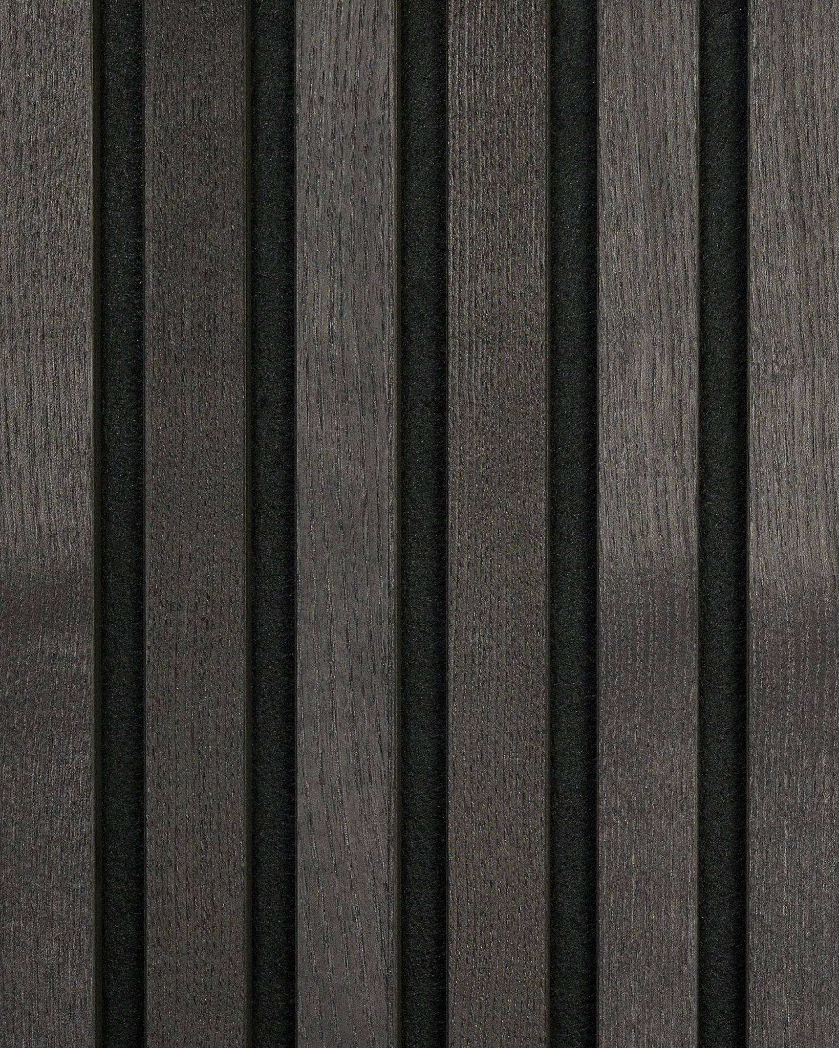 A amostra WoodUpp Tonal Black Freixo Painel acústico apresenta ripas de madeira escuras em vertical e intervalos estreitos em black, criando um design nórdico às riscas e minimalista.
